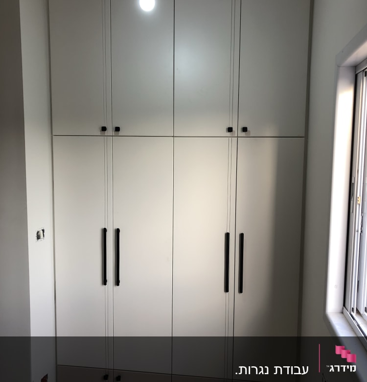 ארון קיר לבן עם ידיות שחורות